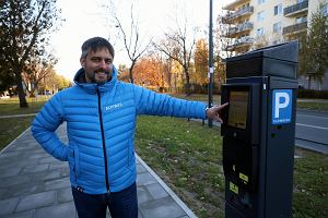 Nowego typu parkomat w powikszonej strefie patnego parkowania w Warszawie. Kuba Czajkowski, wiceprzewodniczcy samorzdu mieszkacw Saskiej Kpy, na rogu ul. Meksykaskiej i Saskiej