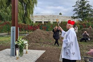 Kard. Kazimierz Nycz powici w niedziel, 9 padziernika krzy na terenie adaptowanego na kaplicy budynku w Mysiadle przy ul. Osiedlowej 2