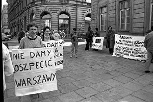 Maj 1989 r., pikieta przedstawicieli rodowisk AK i NZS pod siedzib Ministerstwa Kultury przeciwko budowie Pomnika Bohaterw Powstania Warszawskiego na pl. Krasiskich. Uczestnicy apelowali o powrt do realizacji projektu z 1984 r.