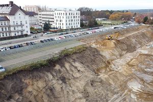 W zwizku z budow nowej czci szpitala PUM, znacznie zmniejszony zosta parking