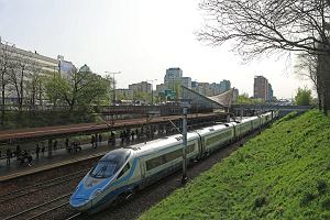 Pocig PKP Intercity pendolino w Warszawie na linii rednicowej wyjecha z tunelu i Dworca Centralnego w kierunku Centralnej Magistrali Kolejowej