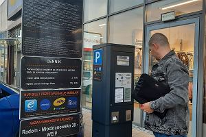 Parking przed centrum handlowym przy ul. Modzianowskiej w Radomiu obsuguje prywatna firma