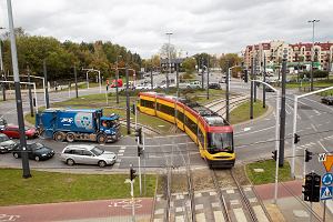 Tramwaj na rondzie aba w Warszawie skrca w kierunku Cmentarza Brdnowskiego