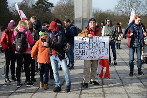 Pomnik Czynu Polakw w parku Kasprowicza. Manifestacja i przemarsz do Bramy Portowej przeciwnikw obostrze pandemicznych i szczepie na COVID-19