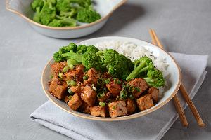 Vege przepis na tofu w sosie migdaowym z brokuami i ryem