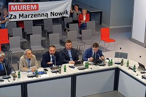 Podczas sesji Rady Miasta Ostrowa Wlkp. grupa mieszkacw z transparentem: 'Murem za Marzenn Nowak', wspieraa radn PiS, ktrej odwoania ze stanowiska wiceprzewodniczcej Rady chcia klub Koalicji Obywatelskiej