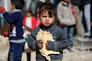 May chopiec w orodku dla przesiedlecw na przedmieciach Aleppo