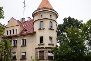 Warszawa Wesoa, ulica Niemcewicza 82. Niszczejcy zabytkowy budynek sanatorium MSWiA, wybudowany w latach 1921-1930.