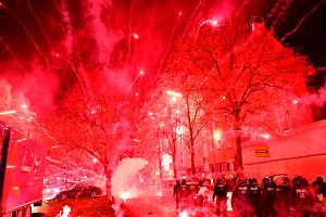 Marokascy kibice wituj fajerwerkami na Sonnenallee w Berlinie po kocowym gwizdku, pomimo przegranej ich druyny w pfinaowym meczu pikarskim Mistrzostw wiata midzy Francj a Marokiem, ktry odby si w Katarze, Berlin 14 grudnia 2022 r. Francja wygraa 2:0.