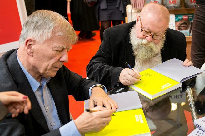 - Weekend, wci pisany po angielsku, to podobno jest sowo, ktre najduej czeka na spolszczenie. I nie doczeka si - mwi Jerzy Bralczyk. (Zdjcie: Jan Miodek i Jerzy Bralczyk na Targach Ksiki w Krakowie, 2014 r.).