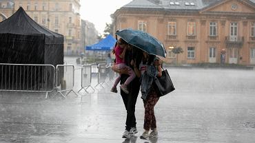 Powana sytuacja pogodowa w Polsce. IMGW zwrci si do opiekunw dzieci