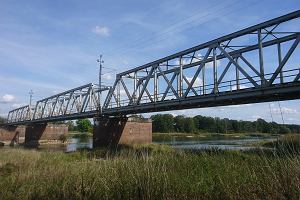 Przedwojenny, poniemiecki most kolejowy na Odrze na odcinku Czerwiesk-Pomorsko-Sulechw-Zbszynek, wrzesie 2018 r.