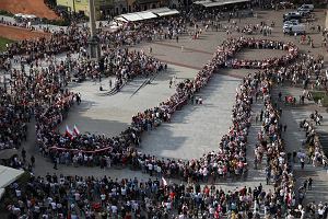 1 sierpnia 2022 r., obchody rocznicy wybuchu Powstania Warszawskiego. Na pl. Zamkowym ludzie ustawili si tworzc ogromn 'kotwic' - symbol Polski Walczcej