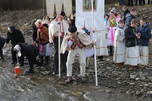 Jakubany, Sowacja. Wierni obrzdku greckokatolickiego podczas wspomnienia chrztu Jezusa w Jordanie. To pocztek wit Boego Narodzenia.