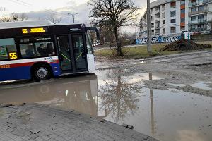 Autobus nr 55 na ptli u zbiegu ul. ks. Skorupki i Inowrocawskiej w Bydgoszczy