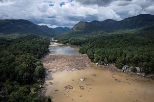 Zdjcie z drona pokazuje obszar zniszczony przez huragan Helene w Lake Lure w Karolinie Pnocnej w USA.