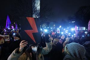 Protest Oglnopolskiego Strajku Kobiet zorganizowany w grudniu 2021 r. przed Sejmem, rok po przyjciu ustawy niemal cakowicie zakazujcej aborcji