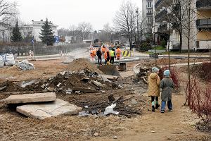 Droga do osiedli w Winnicy na Biaoce. Samochody i piesi oddzieleni betonowymi barierami, brak owietlenia