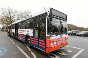 Autobus Volvo czeka na pasaerw na Jasnych Boniach