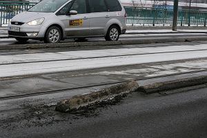 Kolizja prezydenckiej limuzyny w Krakowie. Separator, w ktry uderzy samochd prezydenta. Andrzej Duda przesiad si do innego pojazdu.