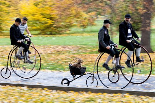 Uczestnicy historycznego wycigu rowerowego w Pradze.