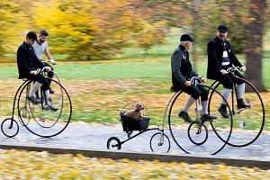 Uczestnicy historycznego wycigu rowerowego w Pradze.