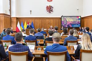 Sala sesyjna sejmiku wojewdztwa kujawsko-pomorskiego w Urzdzie Marszakowskim w Toruniu. Pierwsze posiedzenie Modzieowego Sejmiku Wojewdztwa Kujawsko-Pomorskiego. By moe wrd tej modziey s przyszli radni