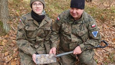 Odkrywcami skarbu byli czonkowie Stowarzyszenia Historyczno-Badawczego Triglav z Nowego Dworu Mazowieckiego - tata i syn, Sawomir i Szymon Milewscy.