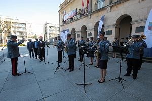 Kielce, kwiecie 2021 roku. Prezentacja Marszakowskiej Orkiestry Dtej Wojewdztwa witokrzyskiego przed Wojewdzkim Domem Kultury.