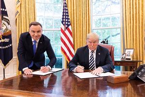 Donald Trump i Andrzej Duda podpisuj dokumenty w Biaym Domu