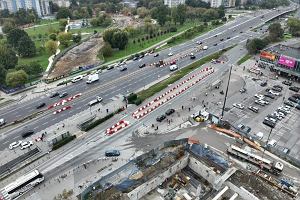 Aleje Jerozolimskie przed zweniem w zwizku z budow tunelu do Dworca Zachodniego. Na pierwszym planie fragment wykopu w pobliu peronw PKP, w tle inwestycja tramwajowa w parku Piciu Sistr