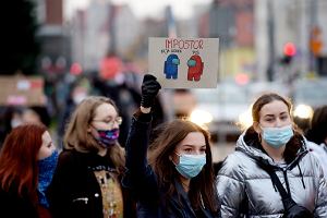 Mode dziewczta podczas blokady ulic w Olsztynie. 'Nie chcemy pozosta nieme i niemi, gdy historia pisze si na naszych oczach'