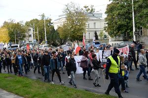 Marsz antycovidowcw przez Szczecin