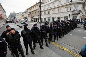 Warszawa 11.11. 2022 r. Policyjny kordon przecina ul. Nowy wiat na wysokoci ul Chmielnej. Funkcjonariusze blokuj w ten sposb dojcie do Alej Jerozolimskich, ktrymi idzie Marsz Niepodlegoci