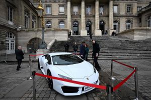 Francja, Pary, 25 kwietnia 2023 r. Biae Lamborghini Huracan przed redniowiecznym Paacem Sprawiedliwoci wystawione na aukcji.