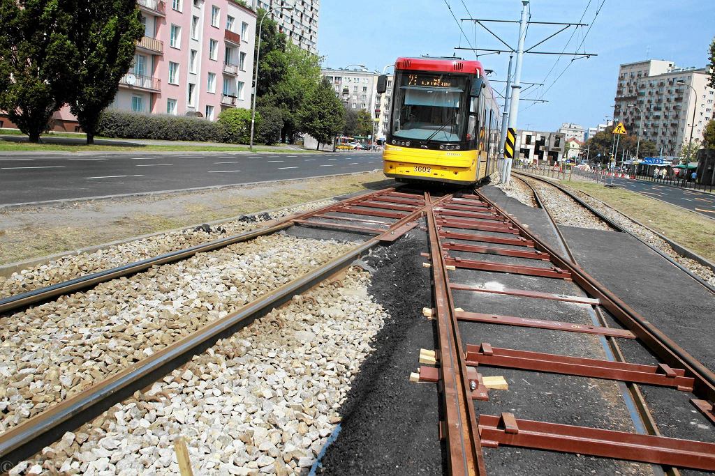 Na Grójeckiej tramwaje dwukierunkowe przejeżdżają z toru na tor