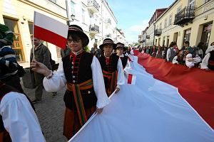 Przemarsz z wielk flag przez Tumsk, Grodzk do Starego Rynku