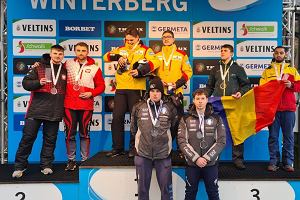 Polska dwjka bobslejowa AZS AWFiS GDask na drugim stopniu podium mistrzostw wiata juniorw. pierwszy z lewej Seweryn Sosna, obok Aleksy Boro