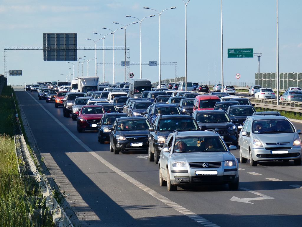 Kolizja z udziaem siedmiu pojazdw na drodze S7, korki na wyjedzie z Warszawy