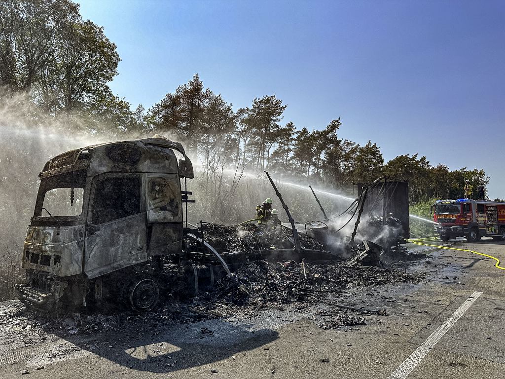 Poar ciarwki z akumulatorami litowo-jonowymi. Akcja na A57 w Niemczech