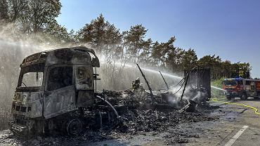 Poar ciarwki z akumulatorami. Eksplozje, zamknita autostrada i sze godzin gaszenia