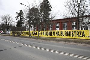 Na ogrodzeniu terenu, gdzie dziaa Orodek Kultury Arsus prywatny waciciel nieruchomoci zawiesi intrygujcy baner z napisem: 'Sprzedam budynek bez widoku na morze ale z widokiem na burmistrza urzd ''