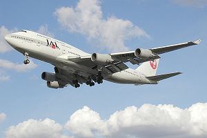 Nalecy do Japan Airlines Boeing 747-400 lduje na lotnisku Heathrow