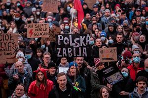 Manifestacja 'Ani jednej wicej. Marsz dla Izy ' po mierci 30 - letniej Izy z Pszczyny , ktrej lekarze nie wykonali na czas terminacji ciy - zabiegu ratujcego ycie. Krakw, 7 listopada 2021 r.