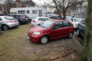 Kielce, 1 lutego 2024 roku. Samochody parkujce na trawniku za Urzdem Marszakowskim.