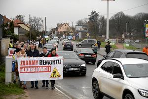 Grudzie 2019. Mieszkacy Bezrzecza protestuj w sprawie zniszczonej, niebezpiecznej drogi