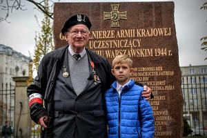 Karol Stefaniak ps. 'Kajtek' i prawnuk czonka oddziau niesyszcych onierzy podczas odsonicia pomnika na dziedzicu Instytutu Guchoniemych