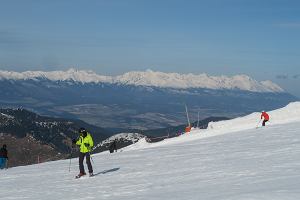 Chopok trasy narciarskie w tle Tatry