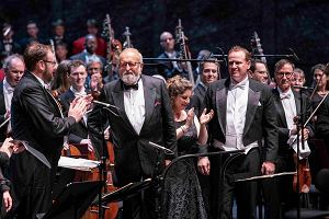 Krzysztof Penderecki z dyrygentem Kentem Nagano po wykonaniu 'Pasji wg w. ukasza' na Festiwalu w Salzburgu