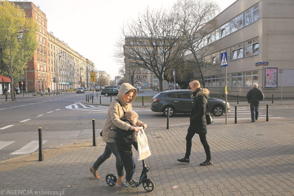 Plac Hallera u wylotu ulicy Dbrowszczakw, z prawej popularna przychodnia z nocn pomoc lekarsk